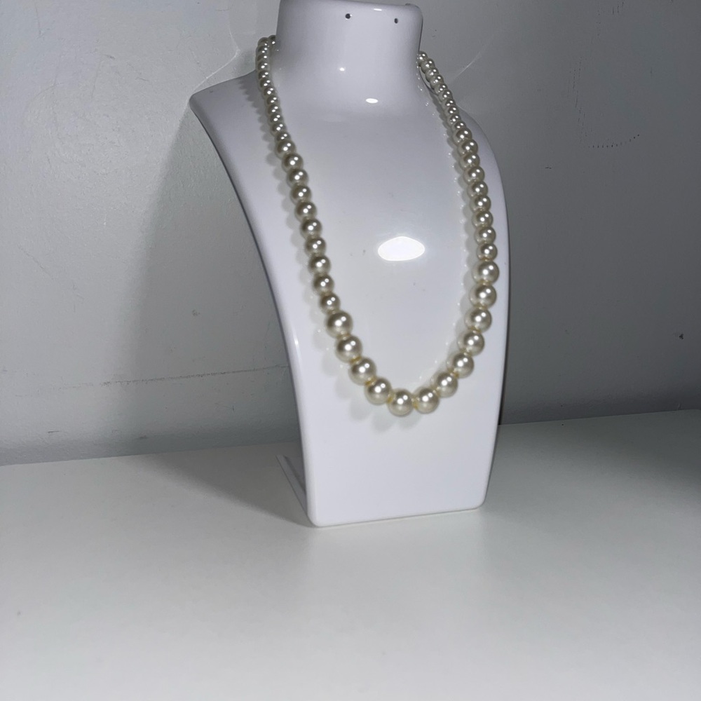 Fashion Jewelry White Pearl Strand Necklace - Women Jewelry - Picture 4 of 9